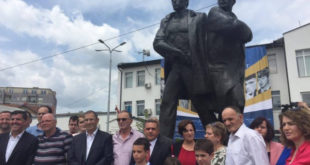 Komuna e Gjilanit sot po feston ditën e çlirimit. Përveç homazheve te varrezat e dëshmorëve sot është bërë edhe zhvendosja e shtatores së heronjve Rexhep