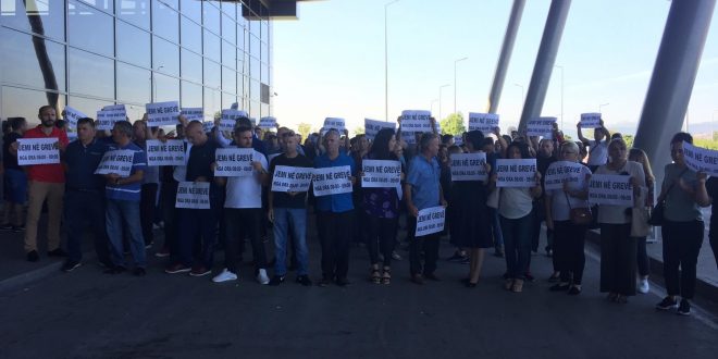 Lëvizja Vetëvendosje i mbështet punëtorët e Aeroportit “Adem Jashari” të cilët po mbajnë grevë që tri ditë me radhë