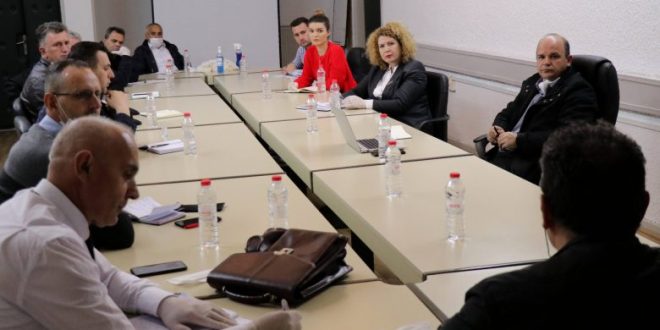 Ministrja e MEPTINIS, Rozeta Hajdari pret në takim Sindikatën e Punëtorëve të Korporatës Energjetike të Kosovës
