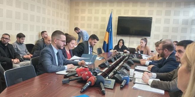 Dy deputetët e Vetëvendosjes, Fitore Pacolli e Haki Abazi kundërshtohen në mbledhjen e Komisioni për Punë të Jashtme