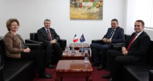 Ministri Haki Demolli pret në takim ambasadorin e Francës, Didier Chabert