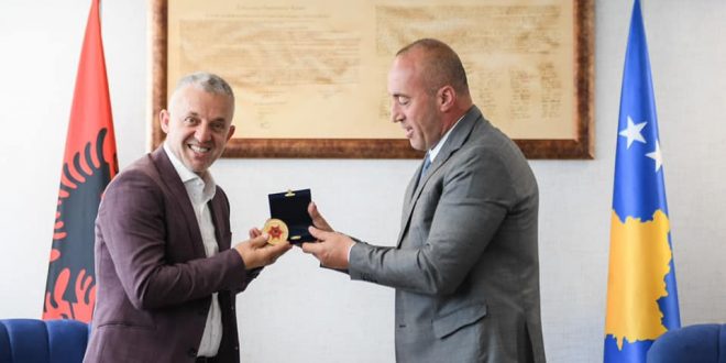 Humanisti Halil Kastrati nderohet me dekoratën “Gjergj Kastrioti-Skënderbeu” për punën e madhe humanitare