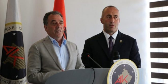 Duke qenë i sigurt nën ombrellën e Ramush Haradinajt kosovari, Halil Matoshi sulmon Isa Mustafën