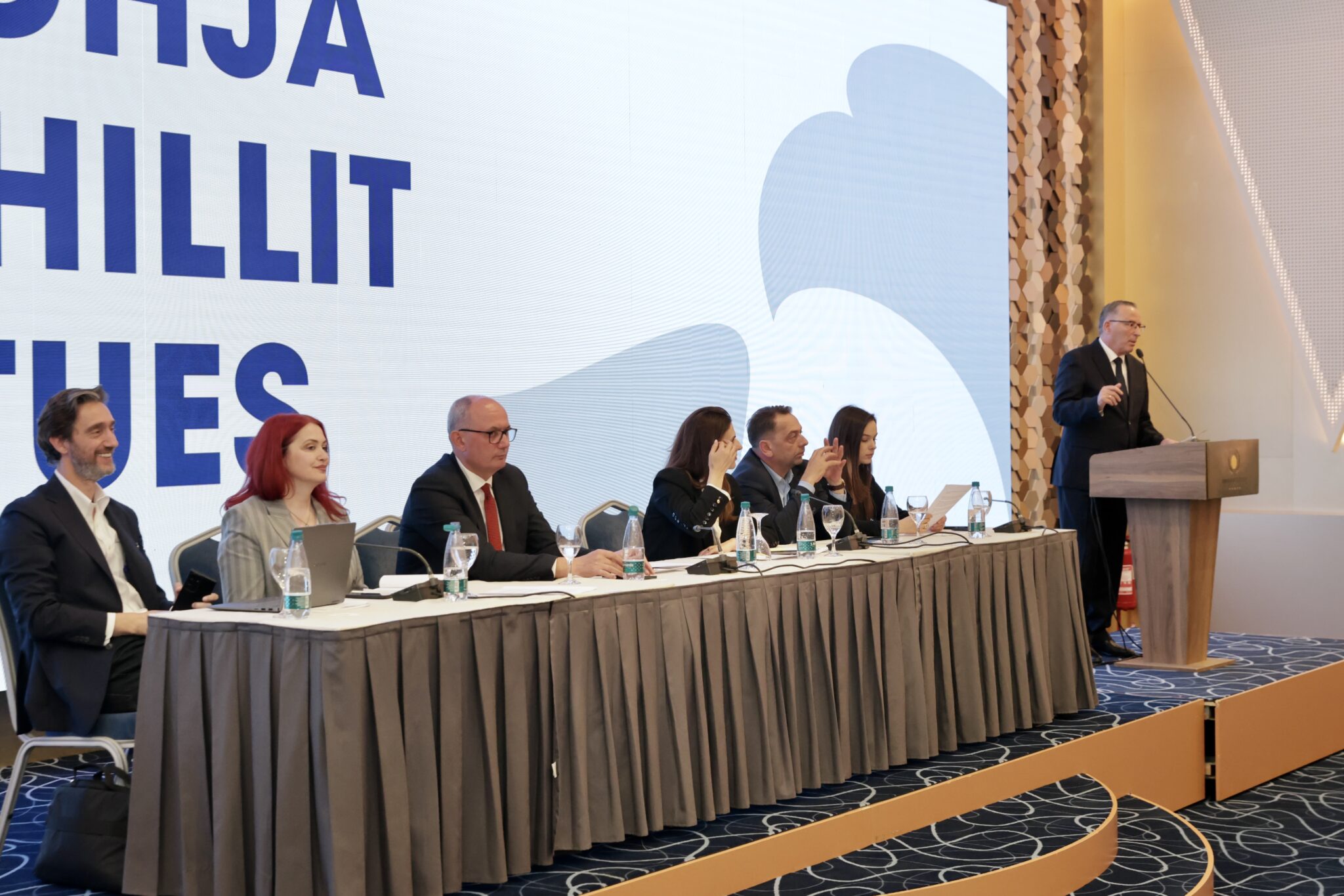 PDK alarmon për krizën ekonomike dhe kërkon drejtësi për ish krerët e UÇK së