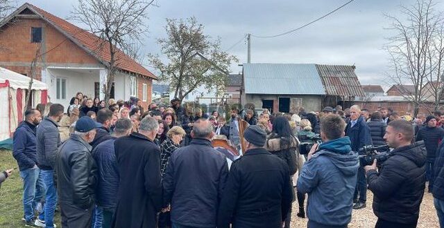 Sot iu dha lamtumira e fundit Hamide Magashit, gruas shtatzënë e cila u vra dy ditë më parë nga bashkëshorti, i cili sot ka vrarë edhe veten