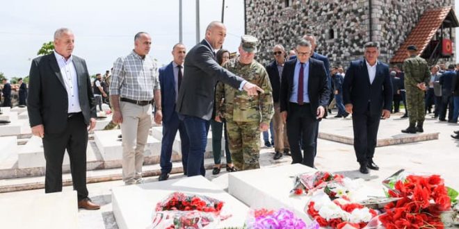 Haradinaj: Heroizmi i dëshmorëve të kombit do të na shërbejë përherë si burim për fuqizimin e shtetit të Kosovës