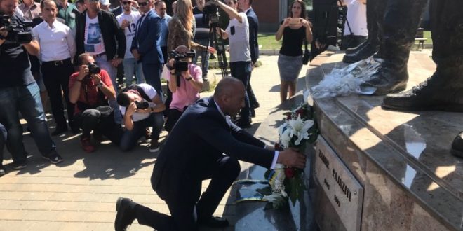 Haradinaj bënë homazhe shtatorja e heronjve Zahir Pajaziti, Edmond Hoxha, Hakif Zejnullahu dhe Ilir Konushevci