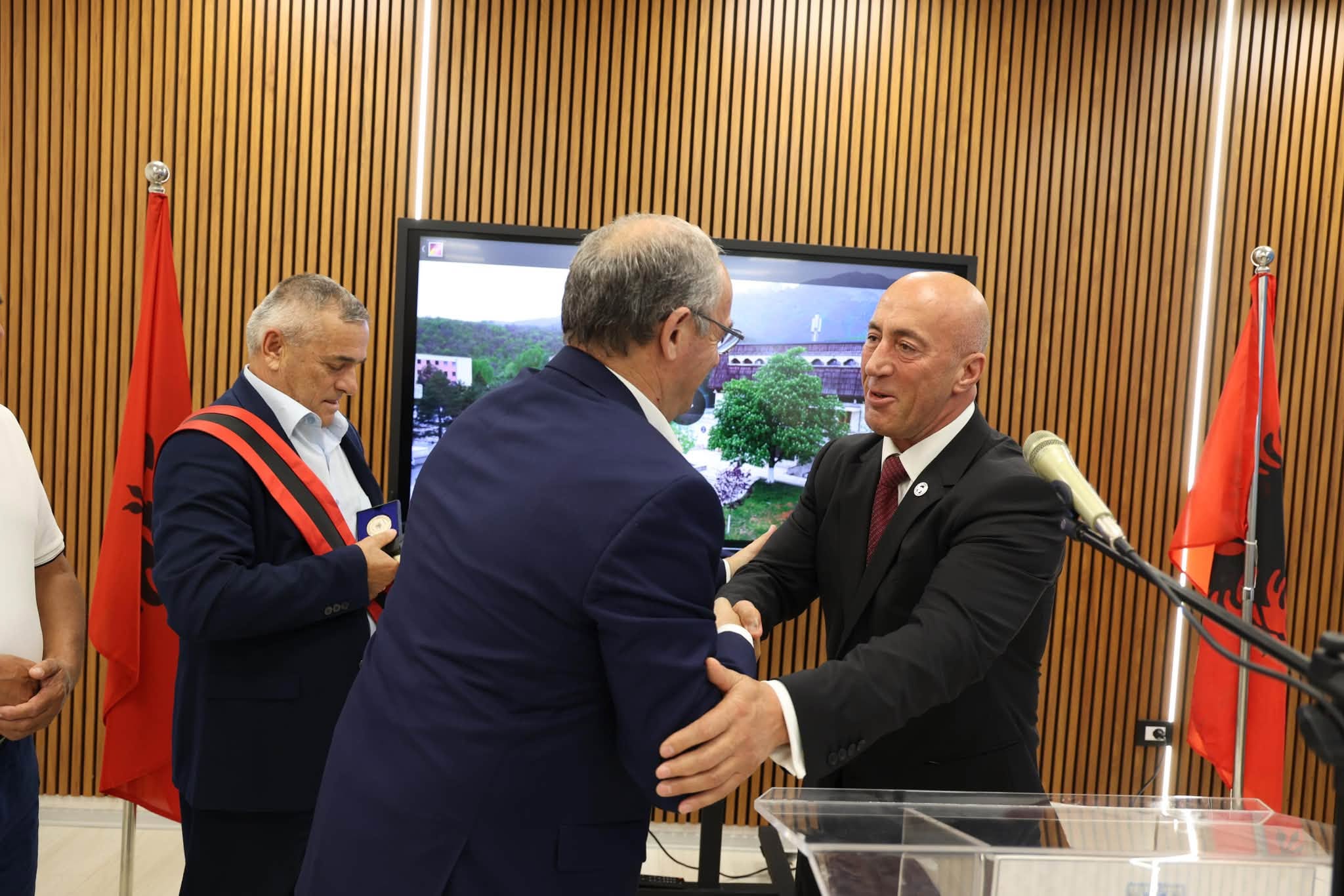 Ramush Haradinaj në Tropojë dekoron katër veprimtarë të luftës  Kontributi i Shqipërisë ishte vendimtar për çlirimin e Kosovës