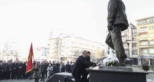 Kryeministri i Kosovës, Ramush Haradinaj ka bërë homazhe pranë shtatores së heroit të kombit Zahir Pajazitit