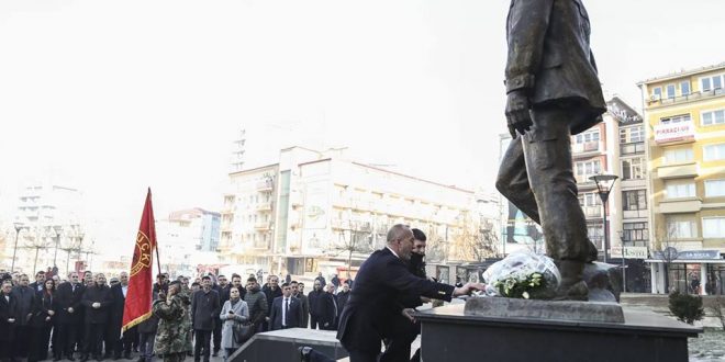 Kryeministri i Kosovës, Ramush Haradinaj ka bërë homazhe pranë shtatores së heroit të kombit Zahir Pajazitit