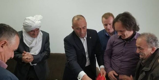 Kryeministri i Kosovës, Ramush Haradinaj vizitoi familjen e dëshmorit Selman Lajçi