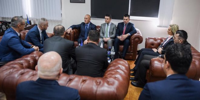 Haradinaj bashkë me një pjesë të kabinetit qeveritar e viziton Policinë e Kosovës pas vdekjes se një polici në detyrë