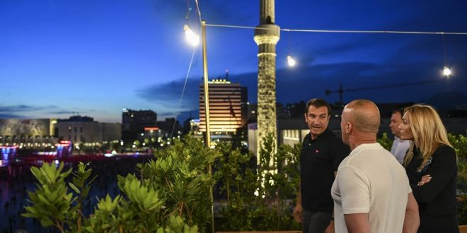 Kryeministri Haradinaj, qëndroi në Tiranë, për ta përcjellë nga afër koncertin e Rita Orës në sheshin, “Skënderbeu”