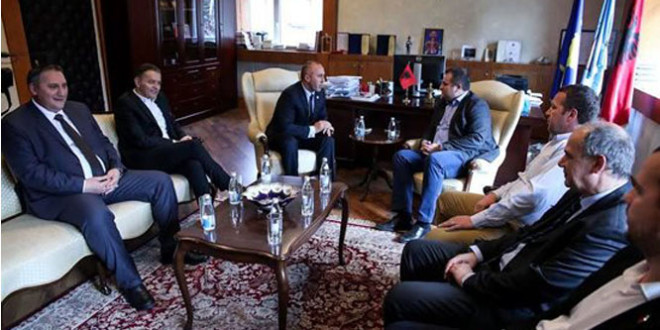 Kryetari i Prishtinës, Shpend Ahmeti, priti në takim një delegacion të AAK-së kryesuar nga Ramush Haradinaj