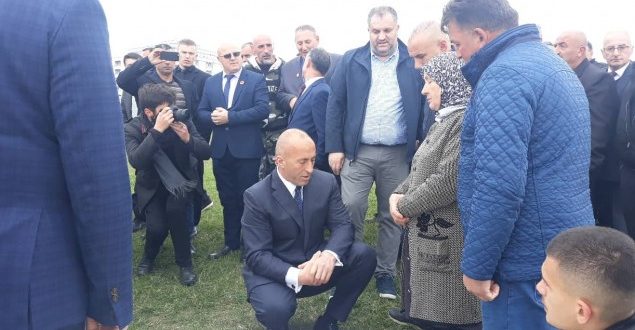 Kryeministri Haradinaj dhe kryetari i Prishtinës, Shpend Ahmeti i kanë vizituar sot varrezat e dëshmorëve në Velani