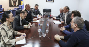 Kryeministri Haradinaj bisedoi me anëtarët e Komisionit Shtetëror për Shënjimin dhe Mirëmbajtjen e Kufirit Shtetëror
