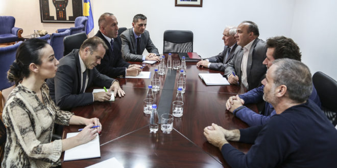 Kryeministri Haradinaj bisedoi me anëtarët e Komisionit Shtetëror për Shënjimin dhe Mirëmbajtjen e Kufirit Shtetëror