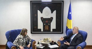 Kryeministri i vendit, Ramush Haradinaj i dhuron Natashha Kandiqit 'Hartën e Artë të Kosovës'