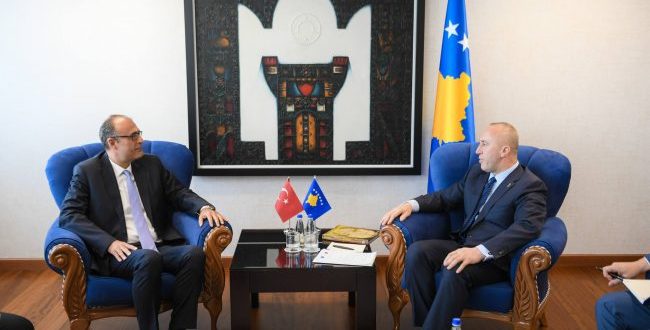 Kryeministri Haradinaj, ka pritur sot në një takim ambasadorin e ri të Turqisë në Kosovë, Cagri Sakar