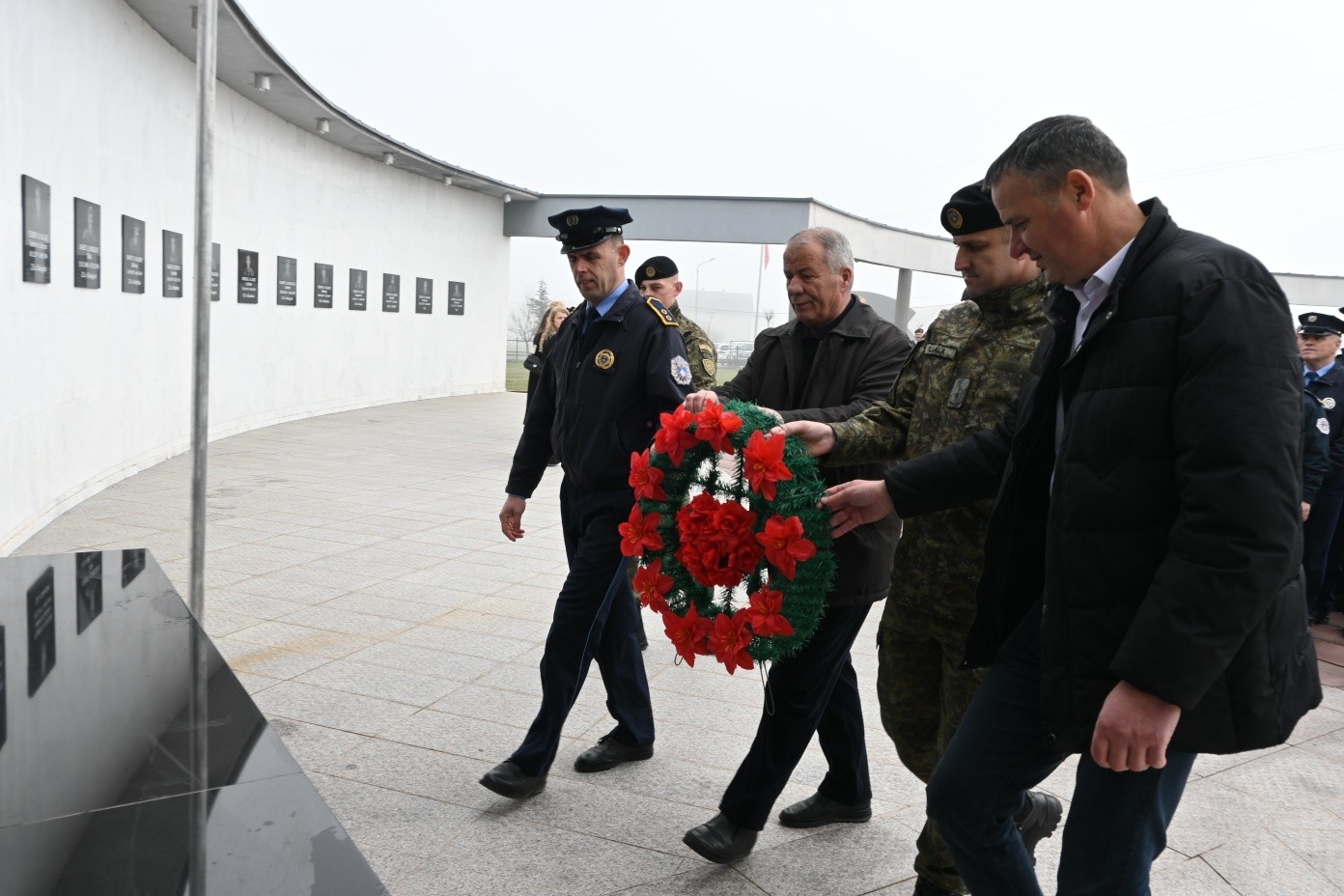Me homazhe pranë varrezave të dëshmorëve nderohet Epopeja e UÇK së
