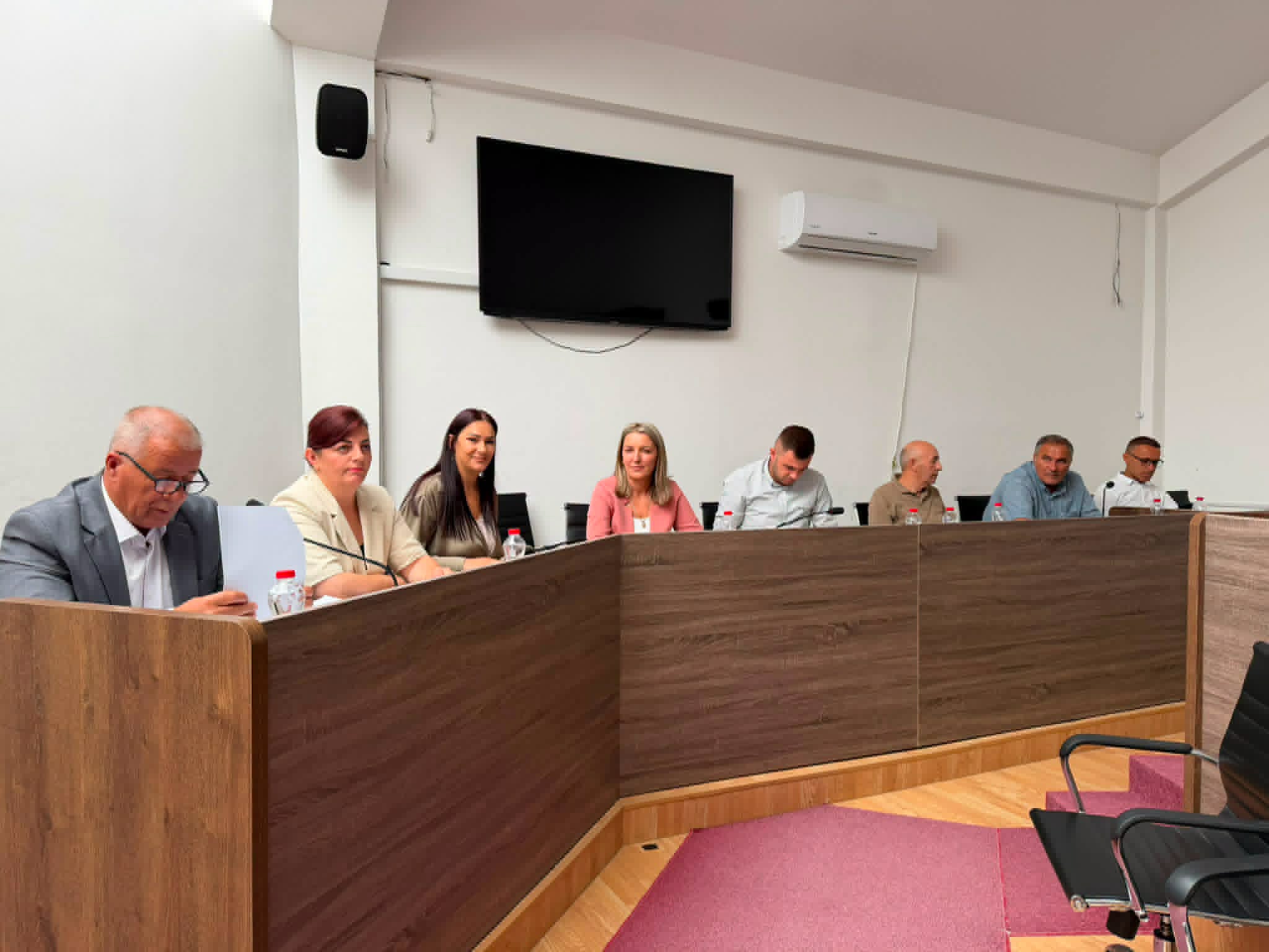 Kuvendi Komunal i Vitisë mbajti seancën e ndërprerë  pas tërheqjes së pikave për shfrytëzimin e pronës komunale