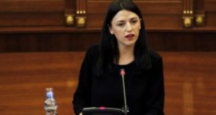 Albulena Haxhiu: Derisa shteti po kryen vjedhje me kontratën e Telekom Z-Mobile, Haradinaj flet për shtrembërim të fakteve