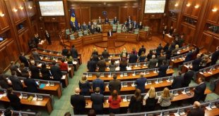 Deputetet e Kuvendit të Kosovës nderojnë të rënët në Likoshan e Qeriez me 28 shkurt 1998