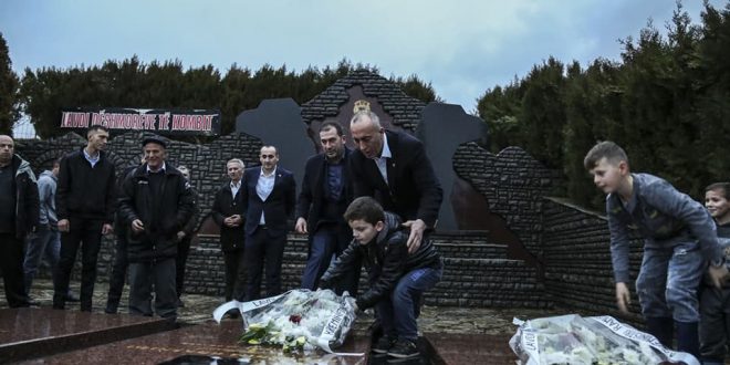 Kryeministri i vendit, Ramush Haradinaj viziton familjen e dy dëshmorëve Përparim dhe Adrian Krasniqi