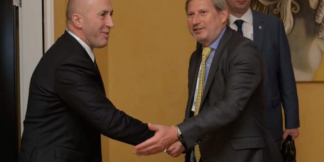 Kryeministri, Haradinaj i ka treguar komisarit, Hahn, se taksa do të hiqet po atë ditë që Serbia ta njohë Kosovën