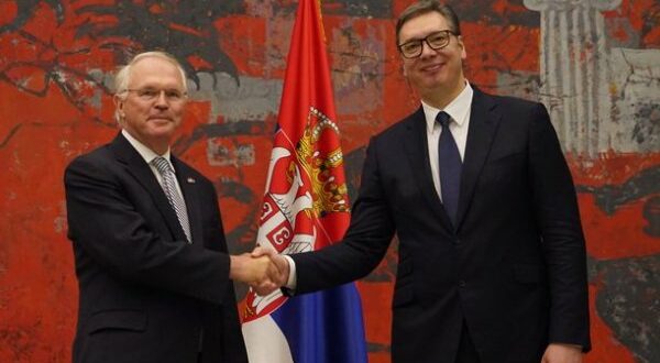 Hill dhe Vuçiq: Bisedimet e vetmja rrugë për të arritur marrëveshje përfundimtare mes Kosovës e Serbisë