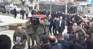 Qytetarë të shumë janë duke bërë homazhe pranë arkivolit të ish-komandantit të UÇPMB-së, Jonuz Musliut