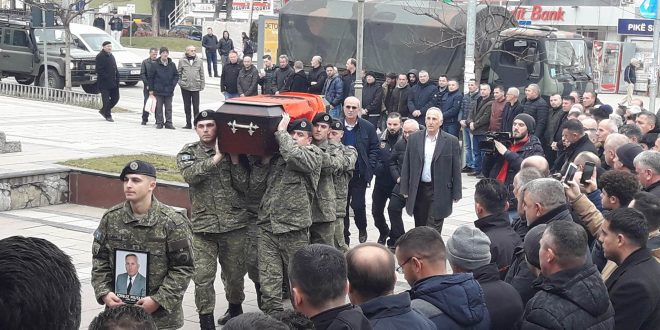 Qytetarë të shumë janë duke bërë homazhe pranë arkivolit të ish-komandantit të UÇPMB-së, Jonuz Musliut