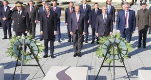 Ministri i Mbrojtjes dhe komandanti i FSK-së bënë homazhe në Kompleksin Memorial në Prekaz