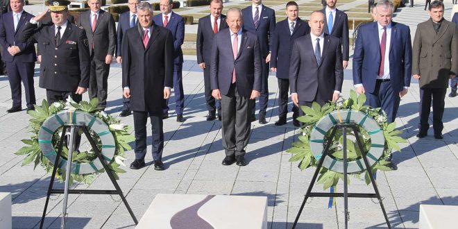 Ministri i Mbrojtjes dhe komandanti i FSK-së bënë homazhe në Kompleksin Memorial në Prekaz