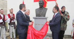 Në Rahovec është përuruar busti i atdhetarit dhe veprimtarit të çështjes kombëtare Ukshin Hoti
