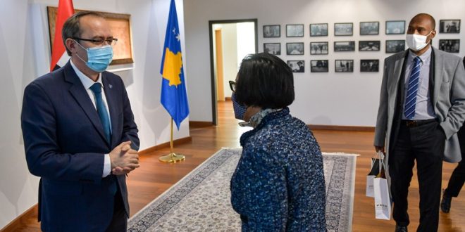 Kryeministri Avdullah Hoti, takon ambasadoren e Emirateve të Bashkuara Arabe në Kosovë, Nabila Abdelaziz Alshamsi