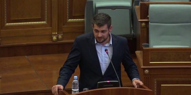 Deputeti i PDK-së, Andin Hoti, e ka përkrahur kryeministrin Ramush Haradinaj për vendosmërinë e tij për taksën ndaj Serbisë