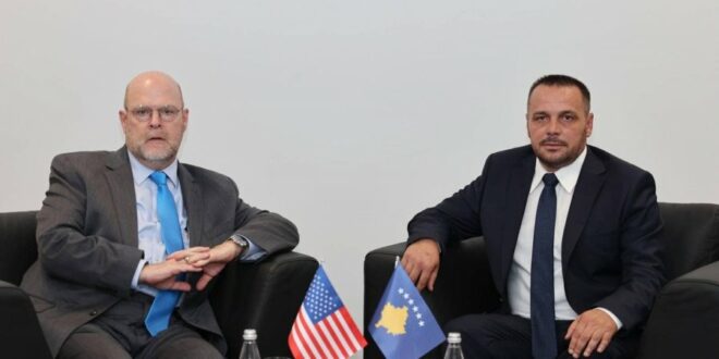 Ministri i Mbrojtjes, Ejup Maqedonci priti në takim ambasadorin e Shteteve të Bashkuara të Amerikës në Kosovë, Jeffrey M. Hovenier
