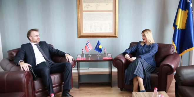 Ministrja e Integrimit, Dhurata Hoxha, ka pritur në takim, ambasadorin e Norvegjisë në Kosovë, Per Strand Sjaastad