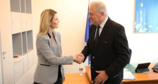 Ministrja e Integrimit Evropian, Dhurata Hoxha, është takuar në Strasburg me Komisionarin e BE-së për Migrim, Dimitris Avramopoulos