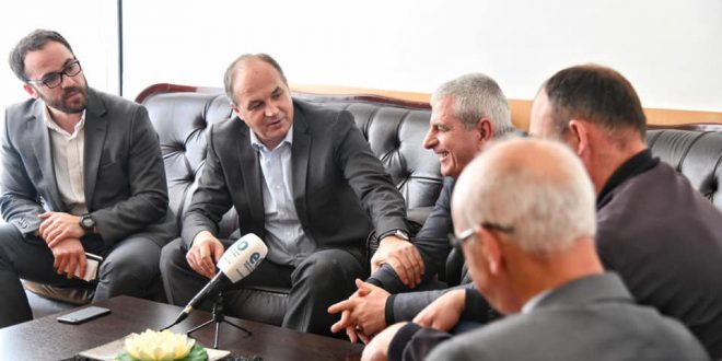 Zëvendës-kryeministri i vendit, Enver Hoxhaj ka vizituar sot Shoqatën e të Verbërve të Kosovës