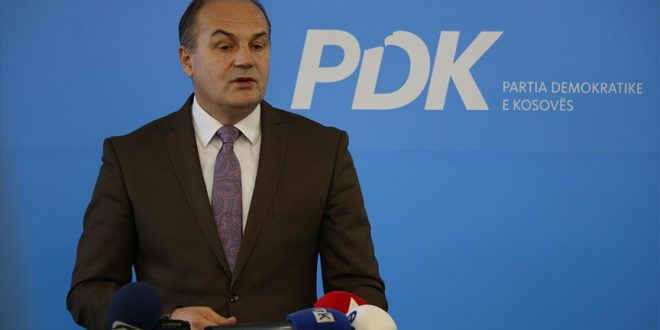 Enver Hoxhaj: Zgjedhja e kryetarit të ri nuk është përpjekje për ta zëvendësuar liderin e kësaj partie që është në Hagë