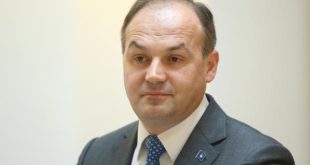 Kandidati i PDK-së për kryeministër, Enver Hoxhaj, ka zhvilluar një bisedë telefonike me ish-ambasadorin, Viliam Voker