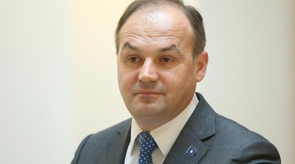 Kandidati i PDK-së për kryeministër, Enver Hoxhaj, ka zhvilluar një bisedë telefonike me ish-ambasadorin, Viliam Voker