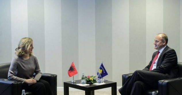 Zëvendës-kryeministri i Kosovës, Enver Hoxhaj kështë takuar sot më homologen e tij nga Shqipëria, zëvendës-kryeministren Senida Mesi