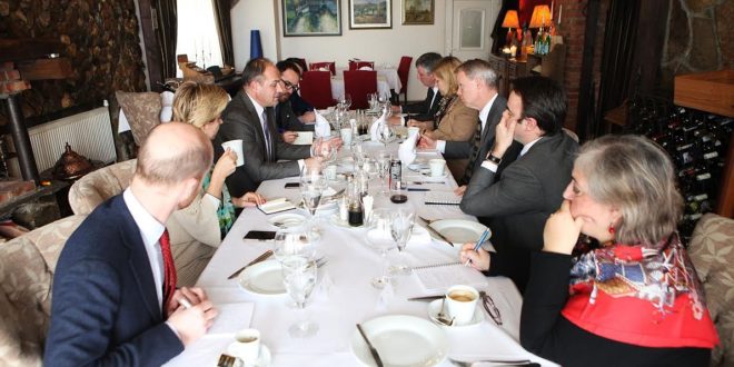 Ministri i Jashtëm Enver Hoxhaj, ka takuar në një drekë pune ambasadorët e Quintit në Kosovë