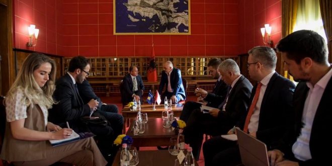 Zëvendëskryeministri i Kosovës, Enver Hoxhaj takon liderët institucional të shtetit shqiptar në Tiranë