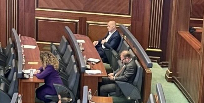 Dy ish- deputetet e Vetëvendosjes tashmë të pavarur, Fatmir Humolli e Haki Abazi, do të bisedojnë për një grup të ri parlamentar