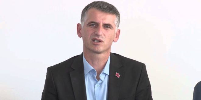 Drejtori i Infrastrukturës në Komunën e Prishtinës, Hysen Durmishi, përmes një postimi të tij iu ka drejtuar medieve të pushtetit duke i akuzuar për paraqitjet