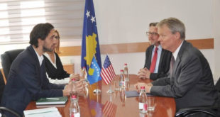 Ministri i Shëndetësisë, Uran Ismaili, priti sot në takim ambasadorin e SHBA-së në Kosovë, Greg Delawie
